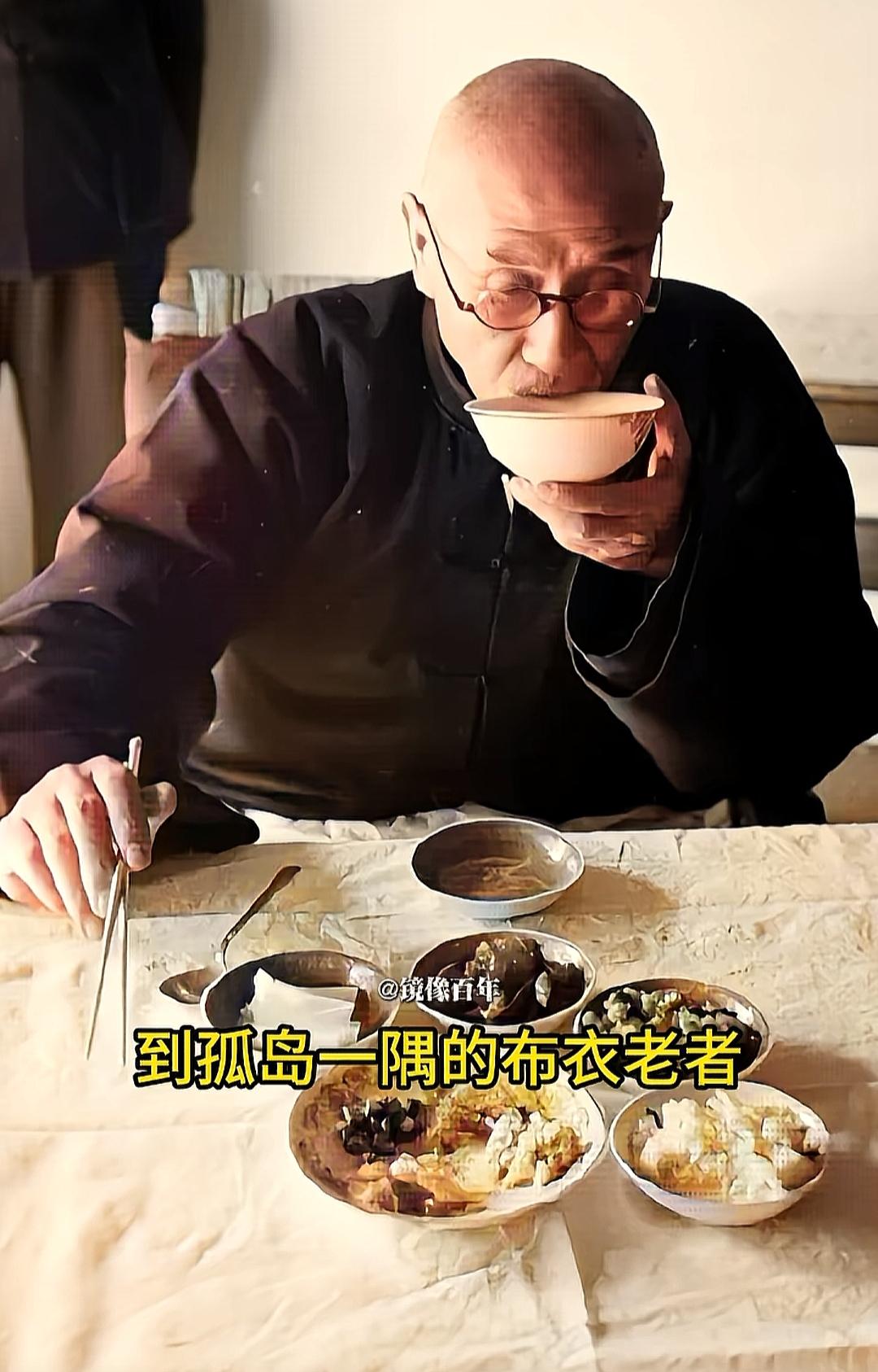 认识这位大佬吗？以他的身份和地位，吃的也太简单了吧。响当当的人物。[作揖][玫瑰
