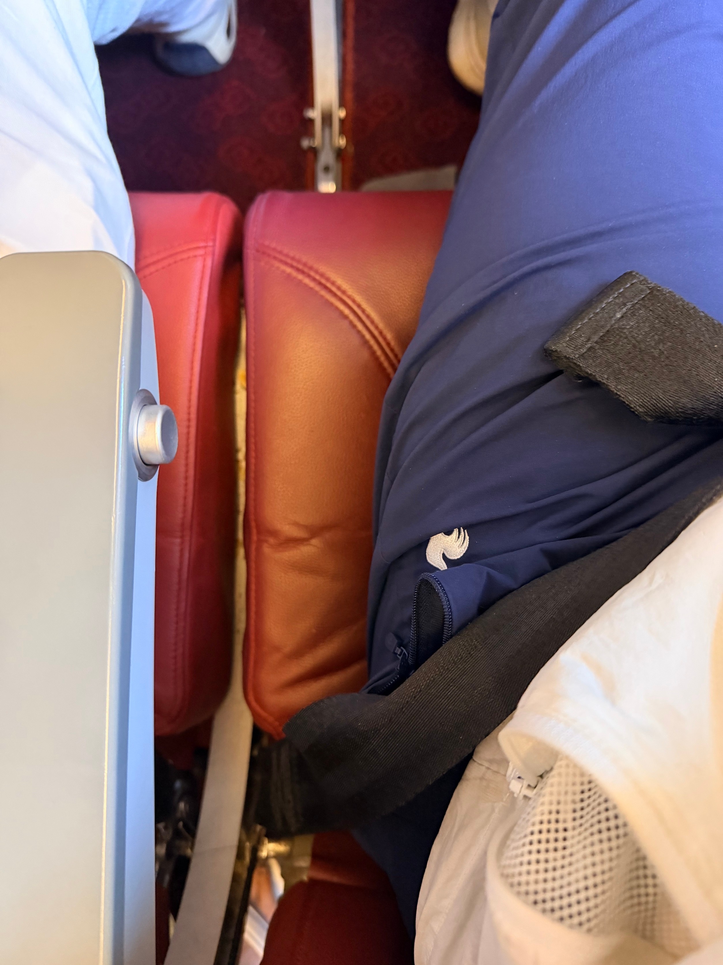 首都航空的座椅，我觉得比春秋运奴船比还差，短我已经吐槽一次了，它还是皮质材料滑的