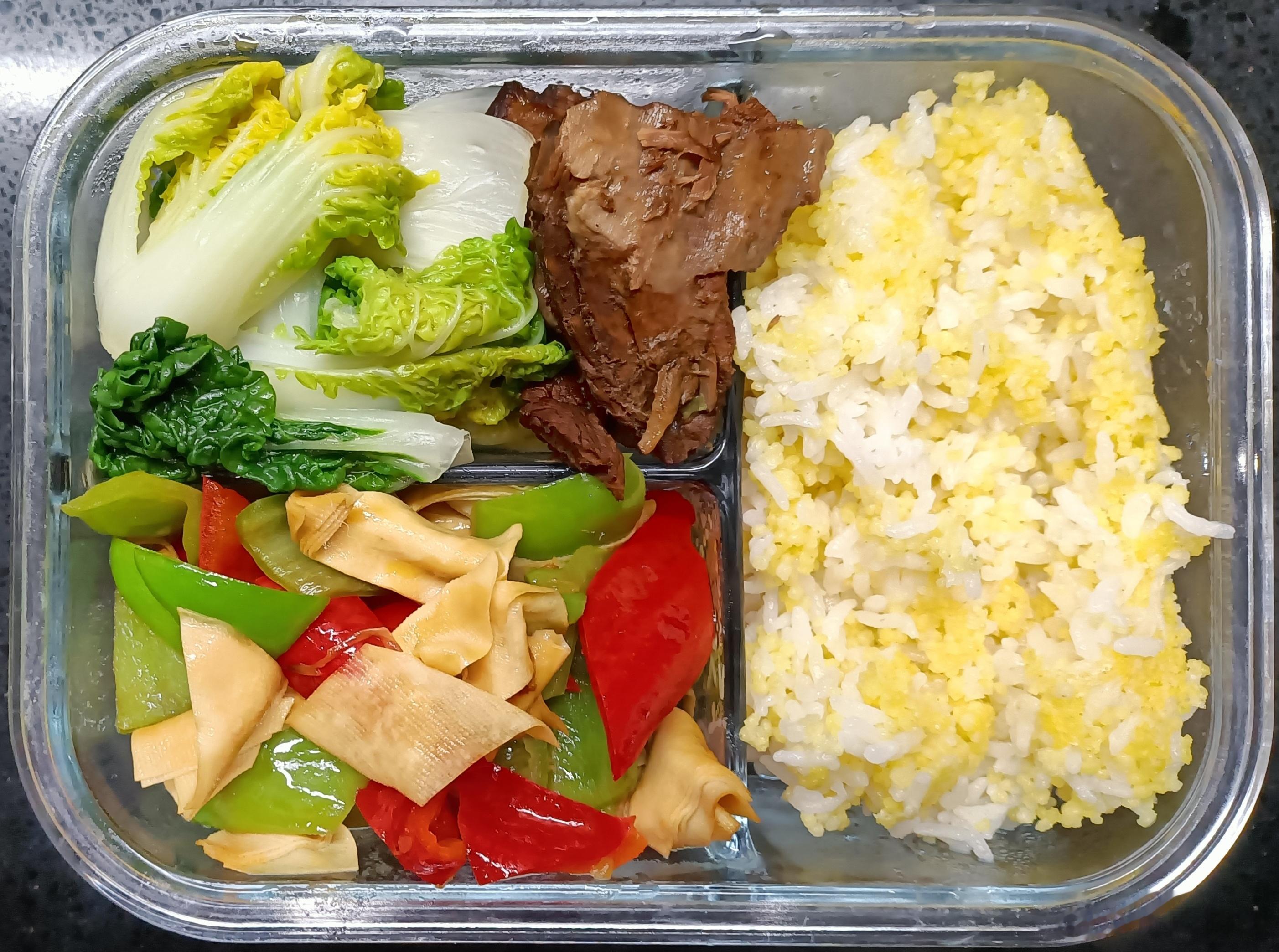 #儿子的午餐##这个问题吃什么# 二米饭，彩椒豆腐皮，水油煮黄心菜，红烧牛肉 ​