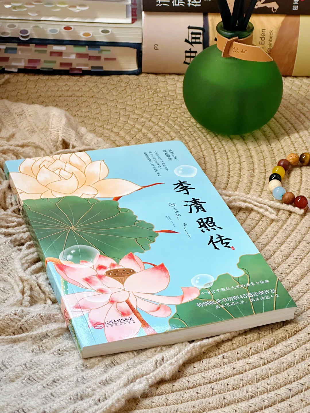 每当我懊恼愁闷不快乐，就躲进书里和他们对话 . “阅读是一座随身携带的...