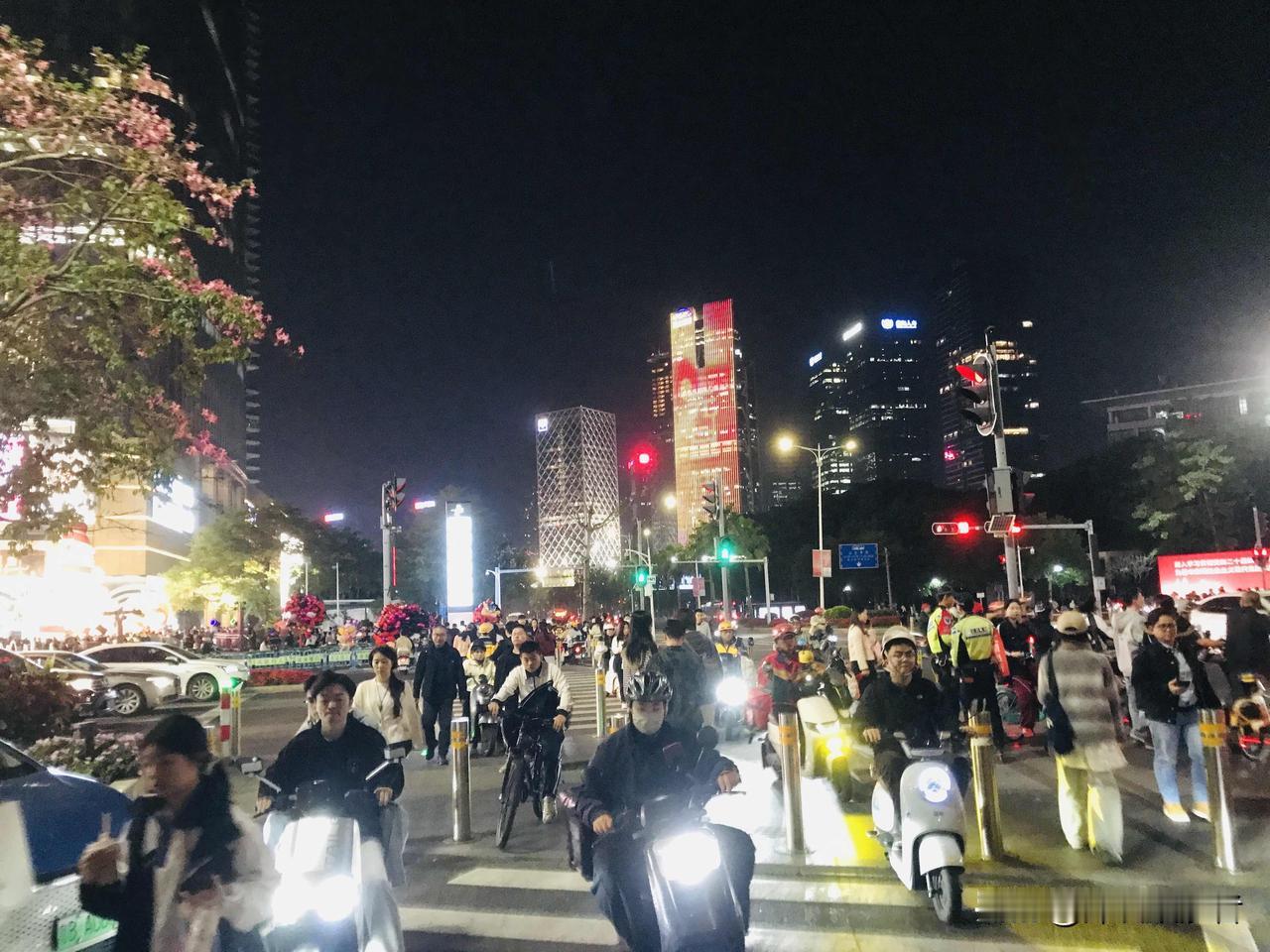 深圳路权分等级的话，电鸡最牛，最蛮横霸道的当属有些送外卖的年轻小伙，其次就是一些