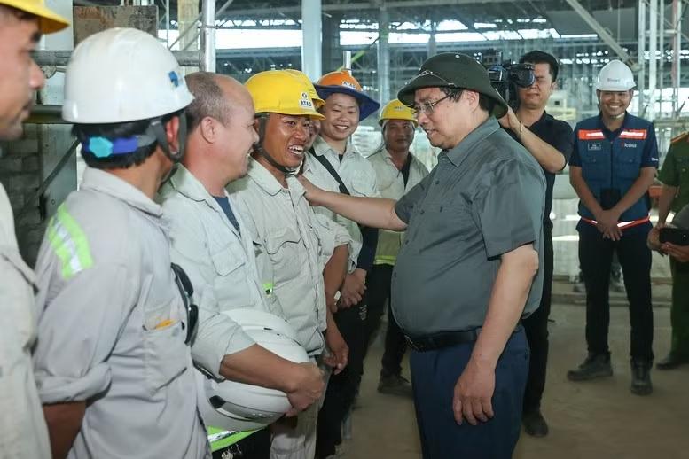 范明政的这件军绿色衬衫又“重出江湖”！

3月29日下午，范明正走访了同奈省隆城