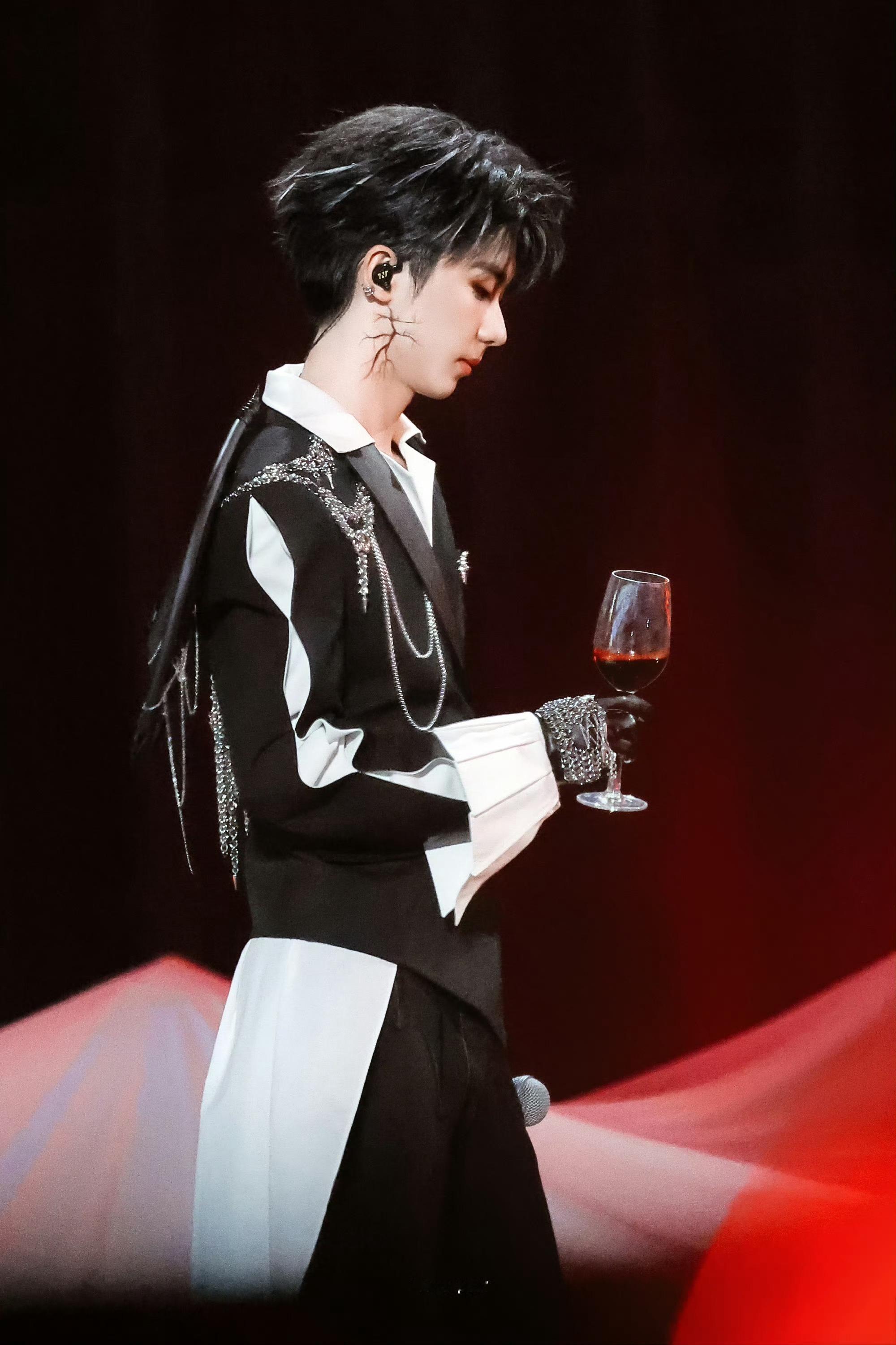 马嘉祺夜访吸血鬼新音舞台 实在太帅了！马嘉祺完美驾驭！TF家族新音