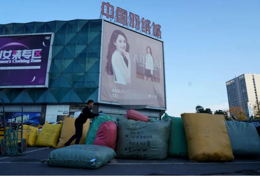 果然，高价羽绒服卖不动了！昨天，和浙江平湖一位做羽绒服的朋友聊了很久，她透露的一