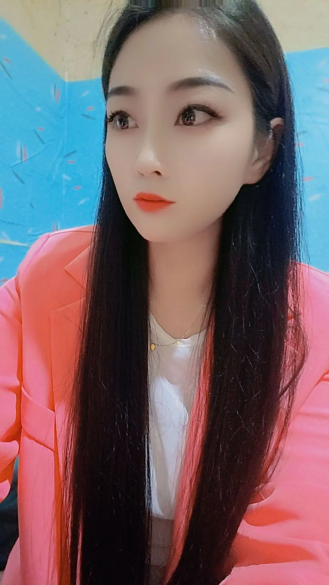不会喝9，不会打麻将，不会打游戏。不会扎堆。更不喜欢虚情假意，不管有趣...