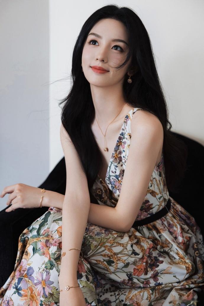 #周也# 看了好几个场外视频她都没笑，可能就是单纯的心情不好吧。 ​​​