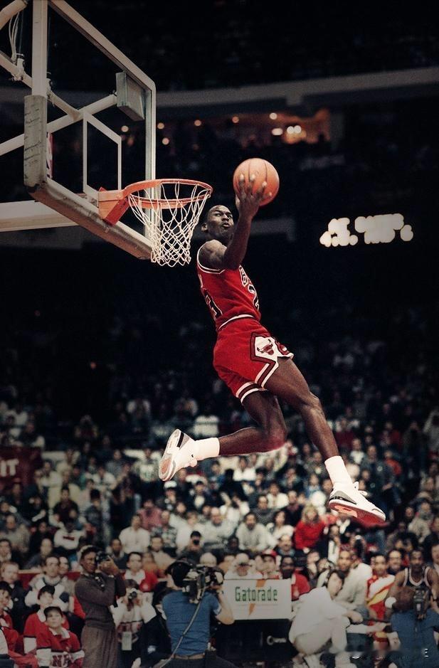 董宇辉曾在分享中直言：
“远离那些总是否定你的人，那是一种精神剥削，造成的伤害比