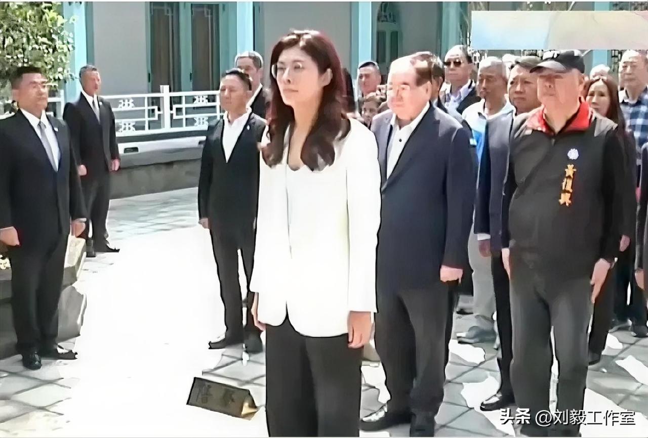 访陆前夕，郑丽文率队前往慈湖祭拜蒋中正，并向蒋总裁报告，丽文即将于4月7日出访大