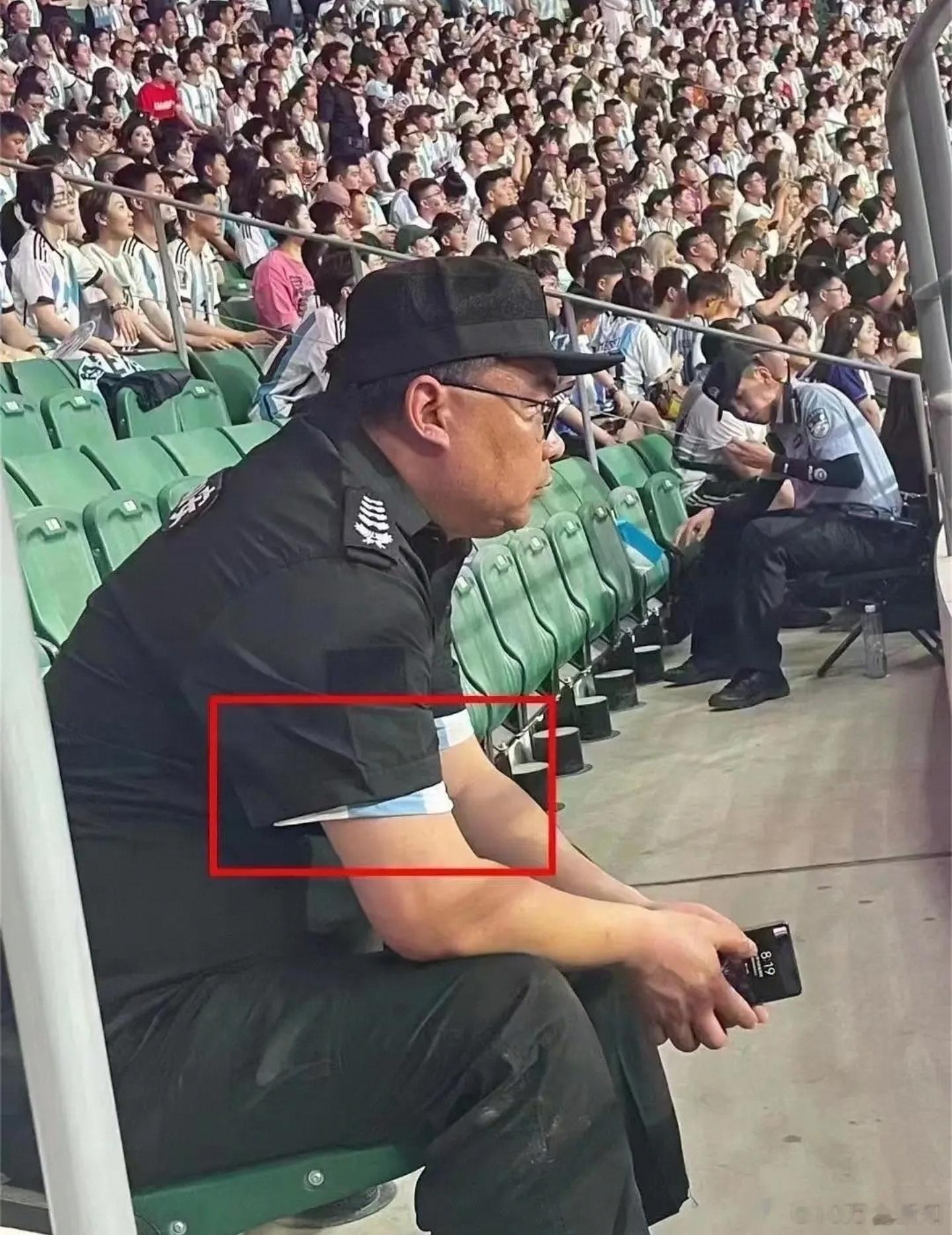 #球迷冲进球场抱梅西#保安：“都是自己人，不会真的以为，我们一开始追不上你吧？”
