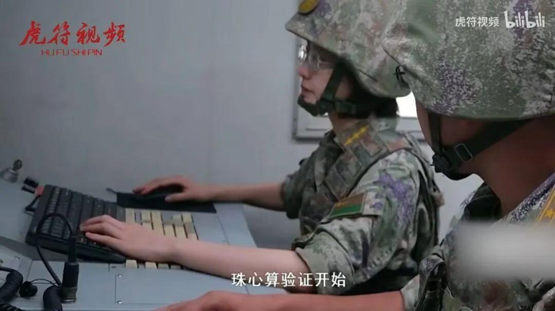 真假？防空导弹突发故障，美女军官珠心算协助命中目标？大阅兵孩子指着装备问倒你？别