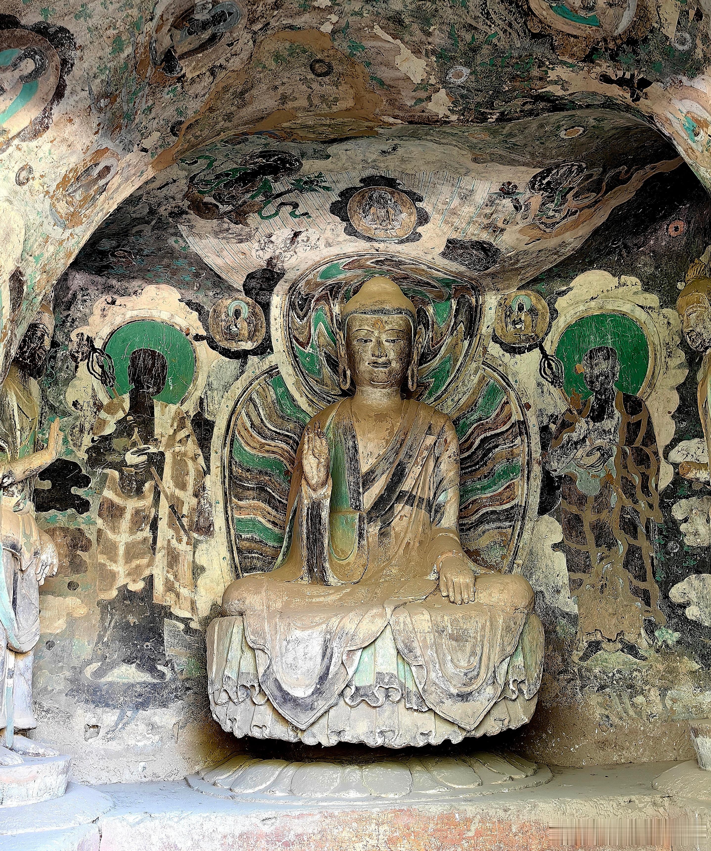 炳灵寺石窟第82窟的造像是北周时期的石雕作品。窟内有一结跏趺坐佛、二侍立菩萨。其