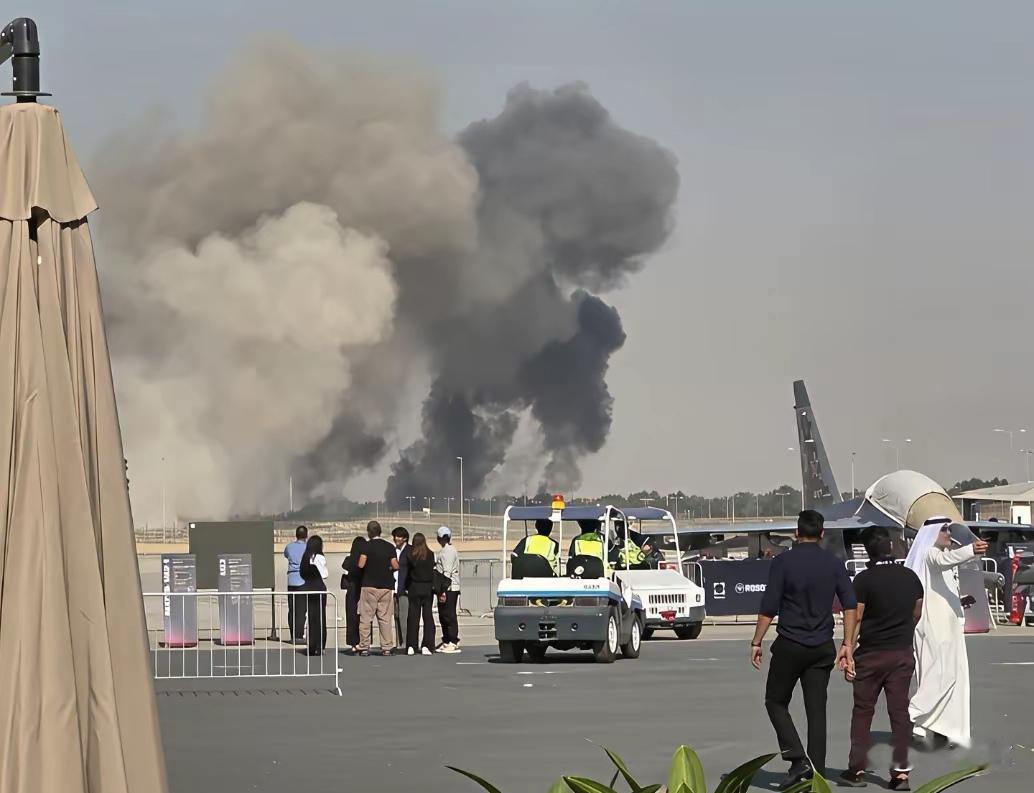 印度主持人“甲亢姐”又开始整活啦！
光辉战斗机在迪拜航展上坠毁，甲亢姐不检讨自家