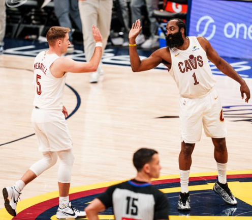 梅里尔：“哈登一直在场上场下积极沟通，他的发言对我们帮助极大。”骑士vs掘金