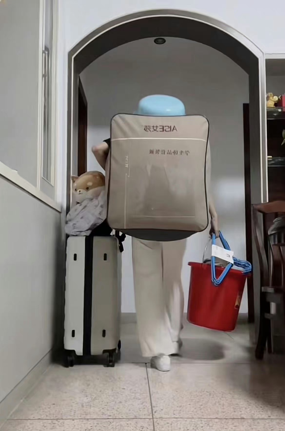大学生开学之后家里就剩爸妈和承重墙了吧[作揖] ​​​