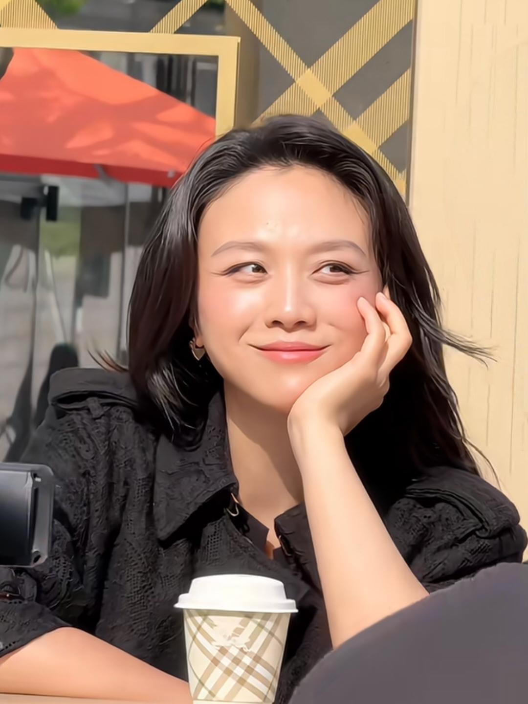 果然婚姻幸福不幸福全写在脸上，
不信你看汤唯，
她现身上海活动，挺着快生的孕肚，