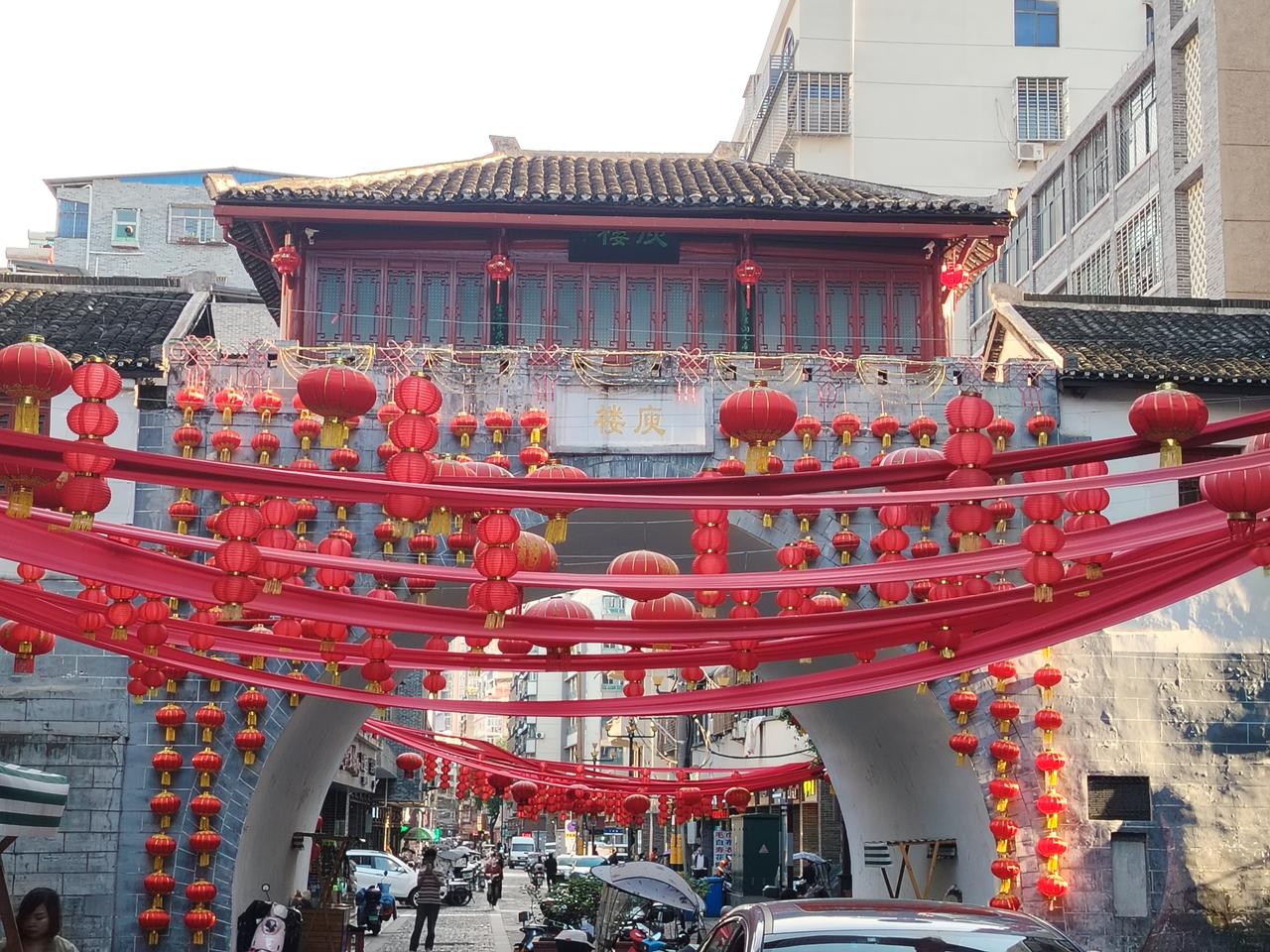 庾  楼
位于湖北省鄂州市鄂城区古楼街北段。巨型石砌成的半圆形拱门跨街而立，气势