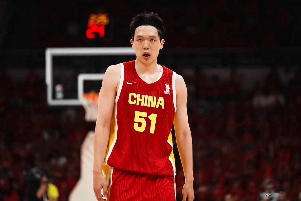 如果中国队打日本队的第一场，霍金森要是上场了，那么中国男篮可能已经被淘汰了。
杨