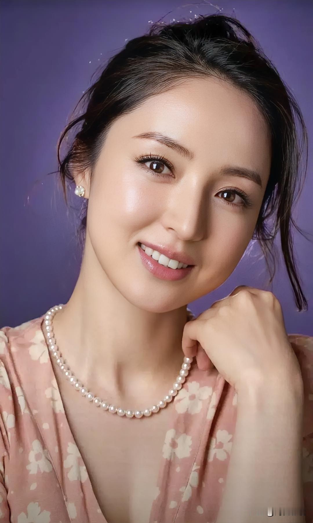 大家还记得这位女演员吗？
 她今年46岁，土生土长黑龙江人。她气质清冷大气、眉眼
