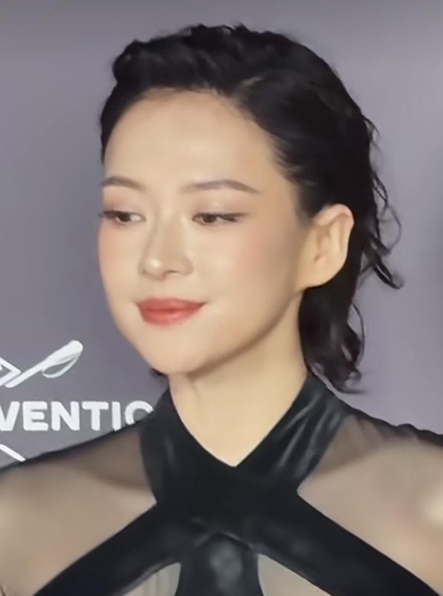 看了章子怡现在的状态、容颜……
女人为什么都爱装可爱、装萝莉，咱就不能正常一点吗