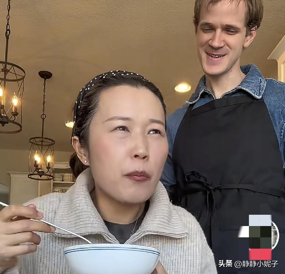 小黄远嫁美国8年，生病难受，想吃一口热乎饭菜都难！
老公只会做三明治，常年被伺候