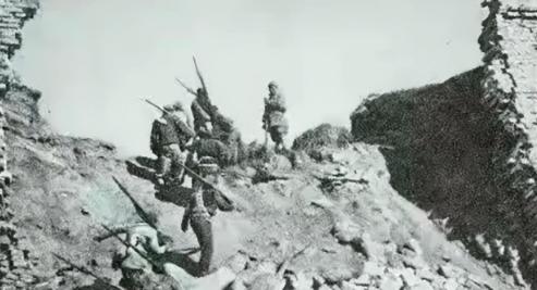 1948年潍县战役，九纵司令员聂凤智十六天攻不下累倒在地，电话交给政委仲曦东：十