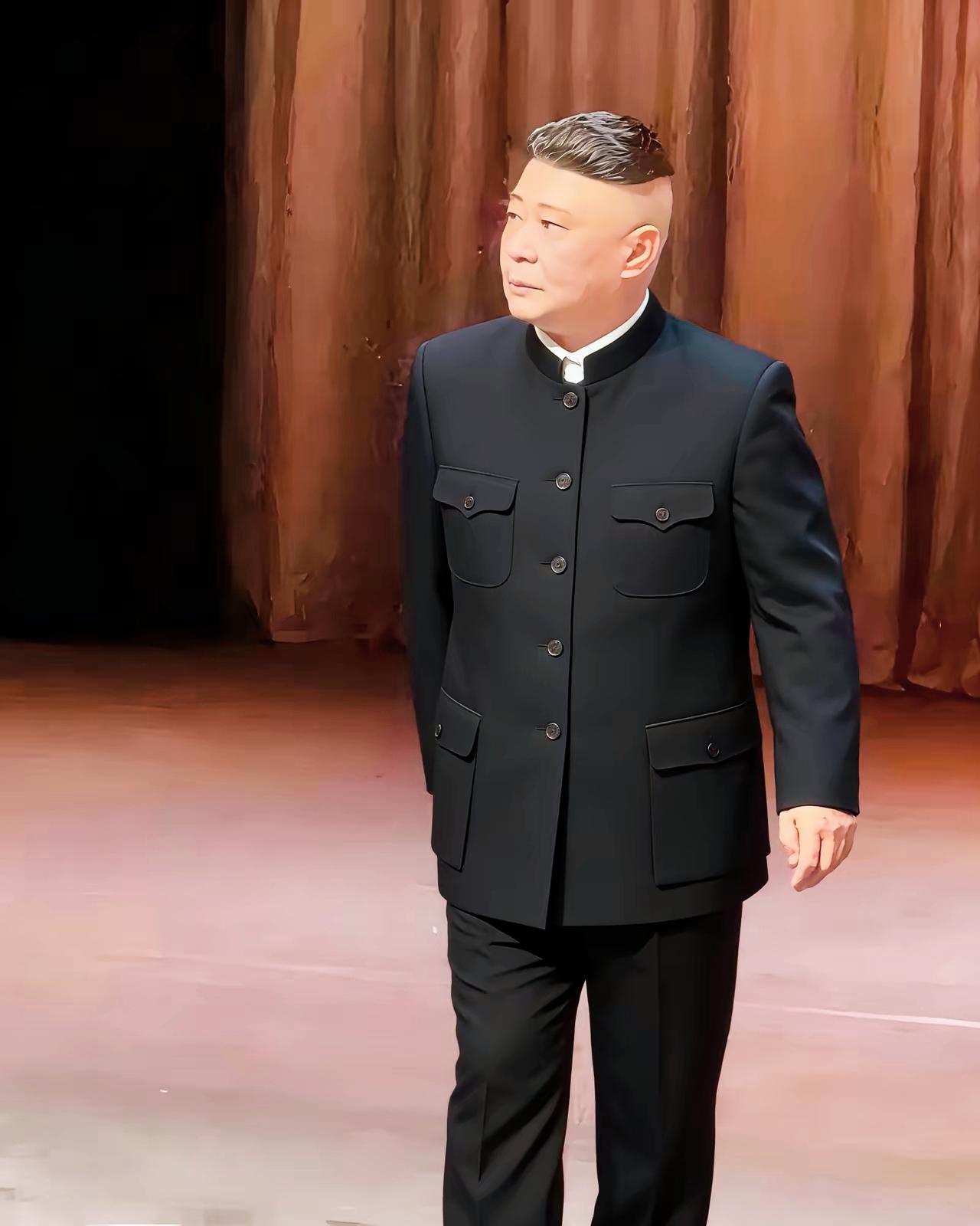 认识吗，
你知道他是谁吗？
笔挺标准的中山装，
油光锃亮的后背头，
俨然一副高级