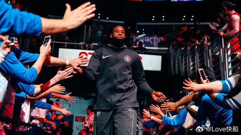 道格-里弗斯今天谈到快船球衣退役问题：“里弗斯表示，快船队史首先应该退役的两件球