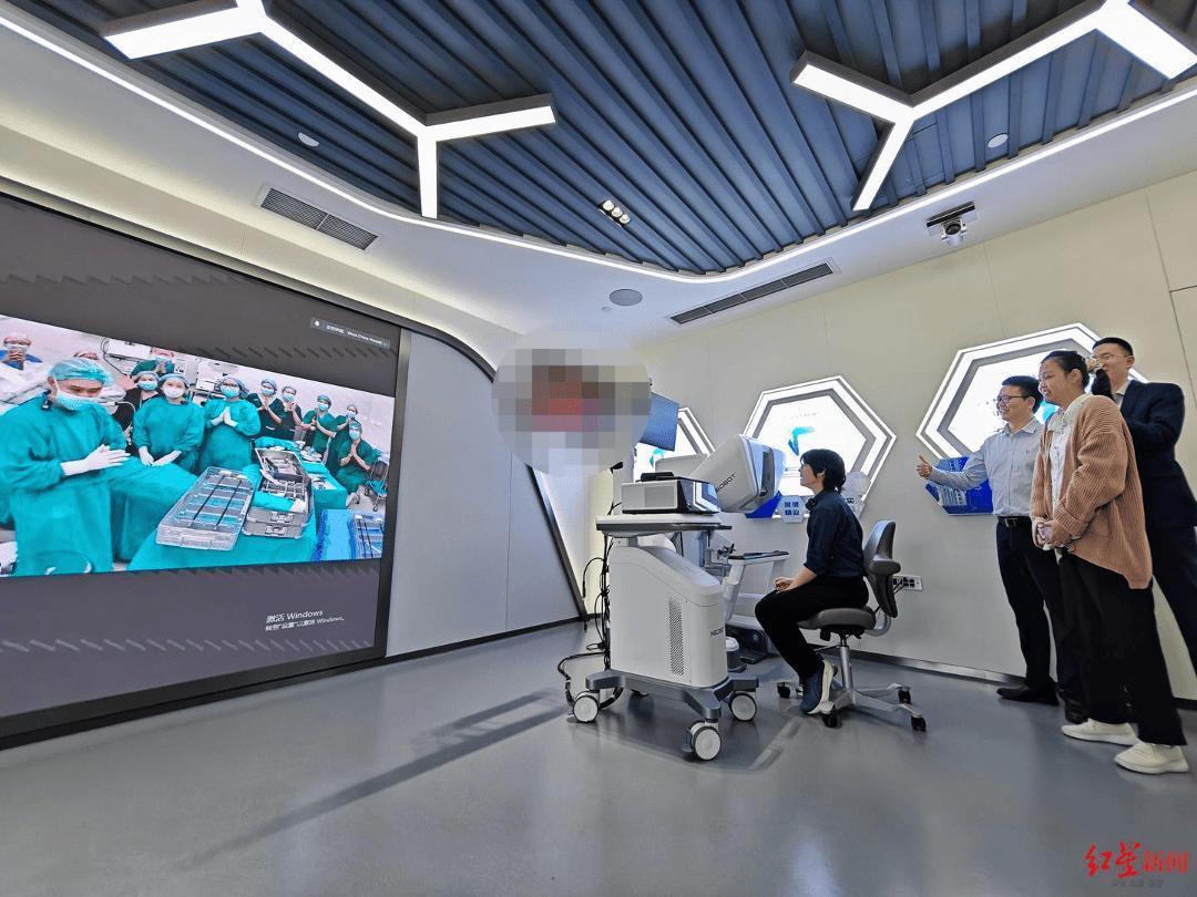 《全球瞩目！华西医院实现中泰首例远程机器人肝胆手术》

指尖微动跨越千里，科技仁