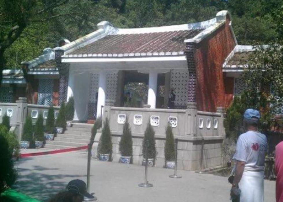 蒋介石的棺材在慈湖放了51年，为何始终不入土？是技术问题，还是政治困局？真相远比