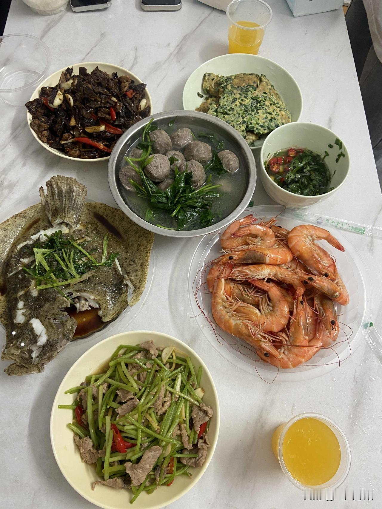 我妈总念叨我“三餐不定迟早出问题”，以前我还犟，说省出吃饭时间能多赶个方案。直到