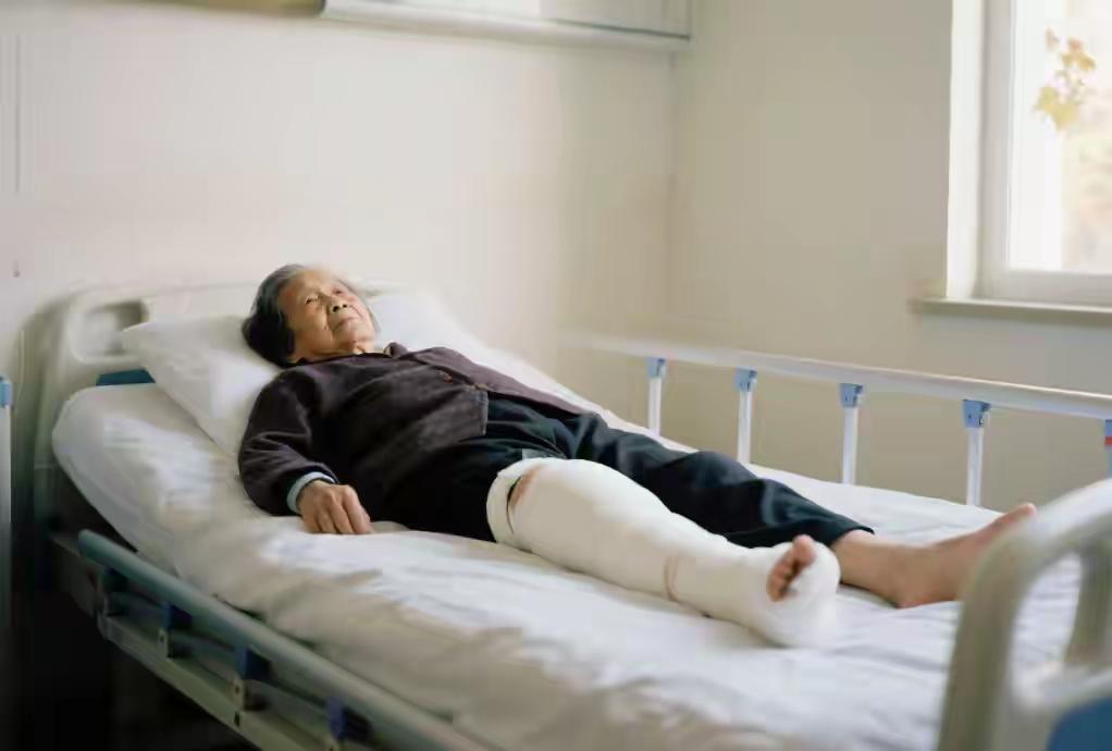 养了老太太12年，端屎端尿，擦身喂饭，最后就换来一张银行卡，里头只有一万块。两套