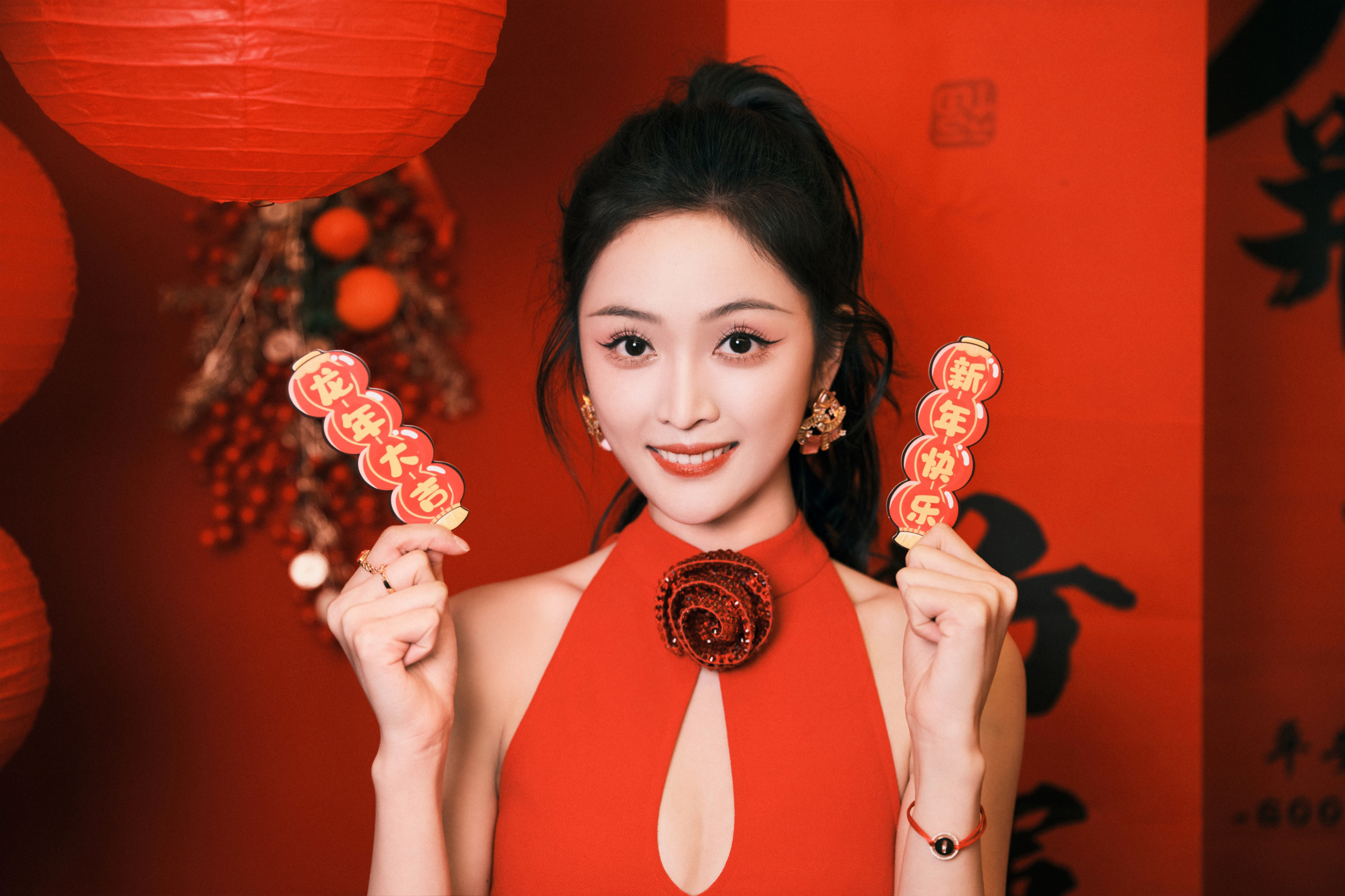 #吴宣仪祝你好运常在# 糖葫芦新年照来啦，红裙跟小选的适配度太高啦，而且高马尾的