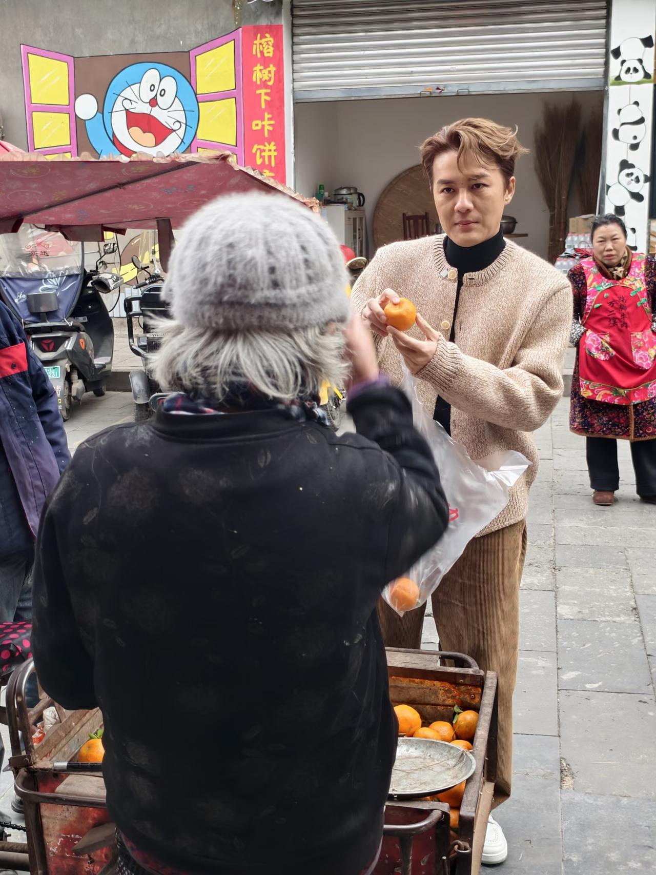 12月27日，吴克群现身四川乐山逛美食街，他当天的打扮好时尚，染了一头黄毛，脸好