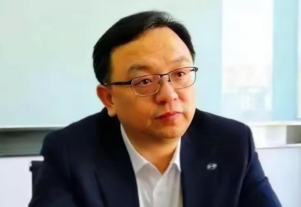 王传福曾坦言，自己高中回家要生活费时，嫂子张秀菊把家里翻了个底朝天，兜里却只剩几