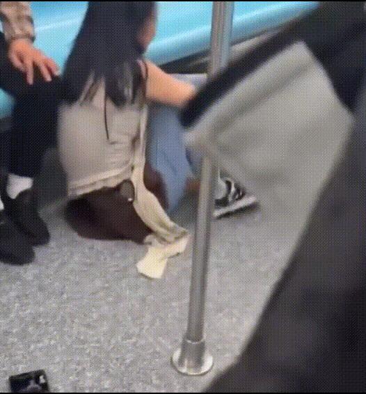 后续来了！

上海地铁那两位动手打人的大妈，已经被警方依法立案调查，即将面临法律