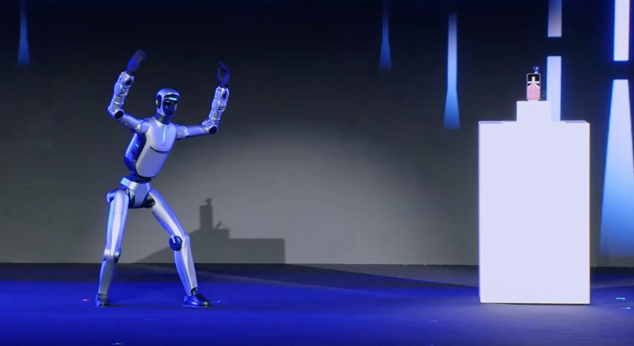 荣耀首款人形机器人正式亮相！
会跳舞，也会后空翻，还会自主交互！
和荣耀ROBO
