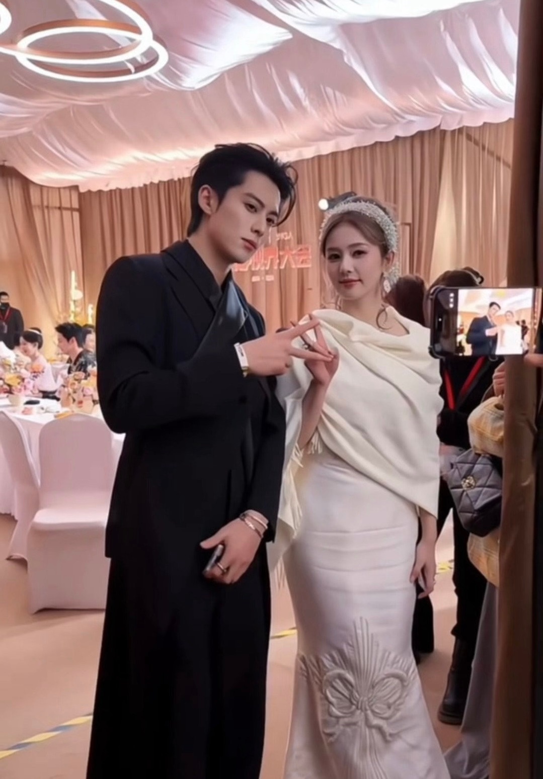 微博视界大会白鹿、王鹤棣后台合照，以爱为营的售后来了！ ​​​