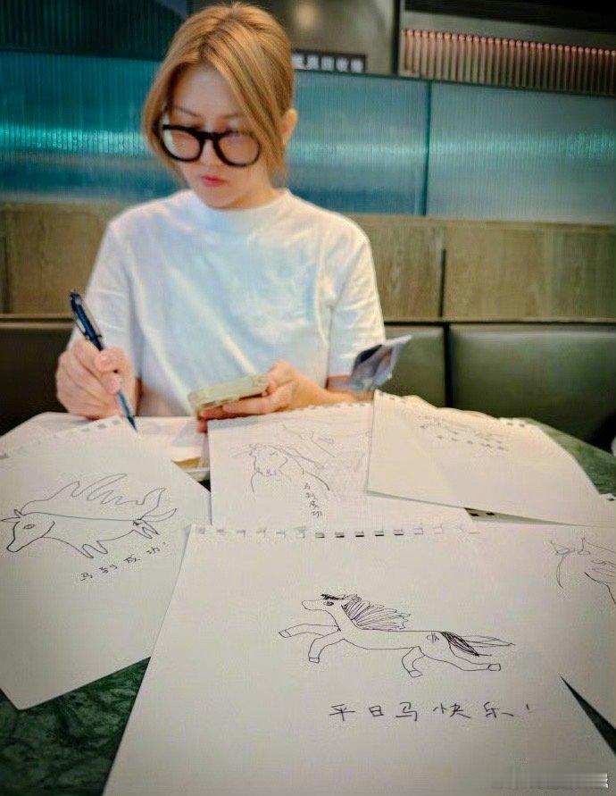 孙燕姿画小马福贴孙燕姿画的马怪抽象的 孙燕姿的抽象小马福贴太有特色！认真度满分，