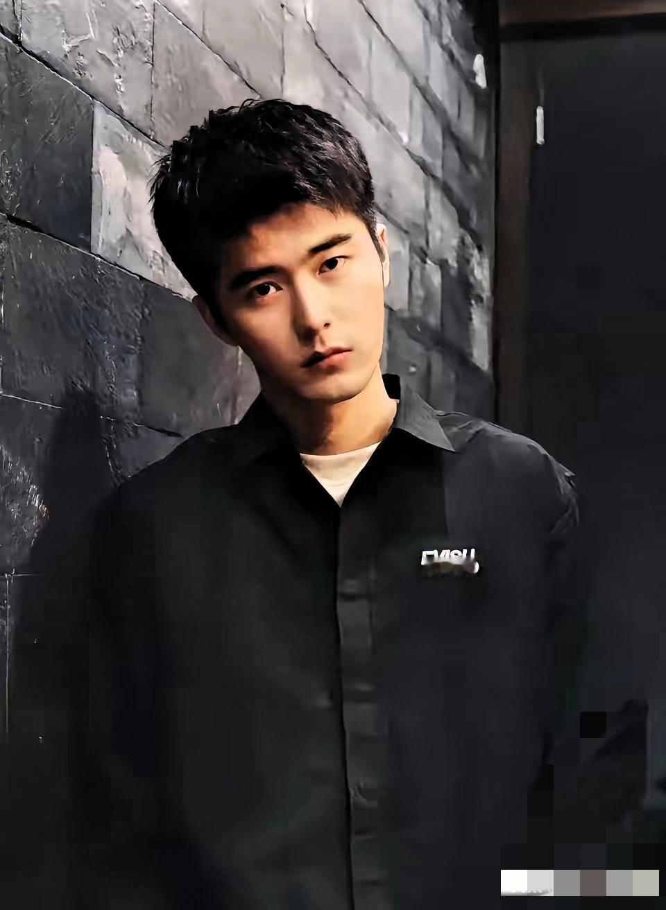 不陪酒就被酒瓶砸头、差点勒死？95后演员刘奕畅这操作，

哪是年轻气盛，分明是把