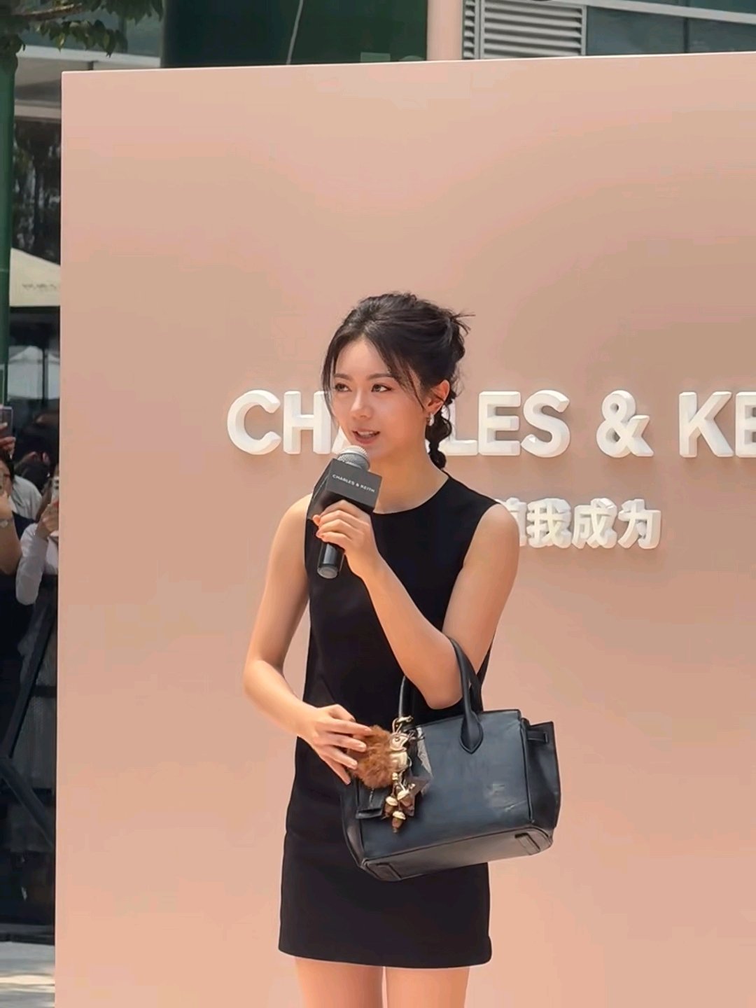 赵今麦楚听雨 zjm 赵今麦一念江南星星摘下来就不叫星星了，我只想抬头仰望，而不