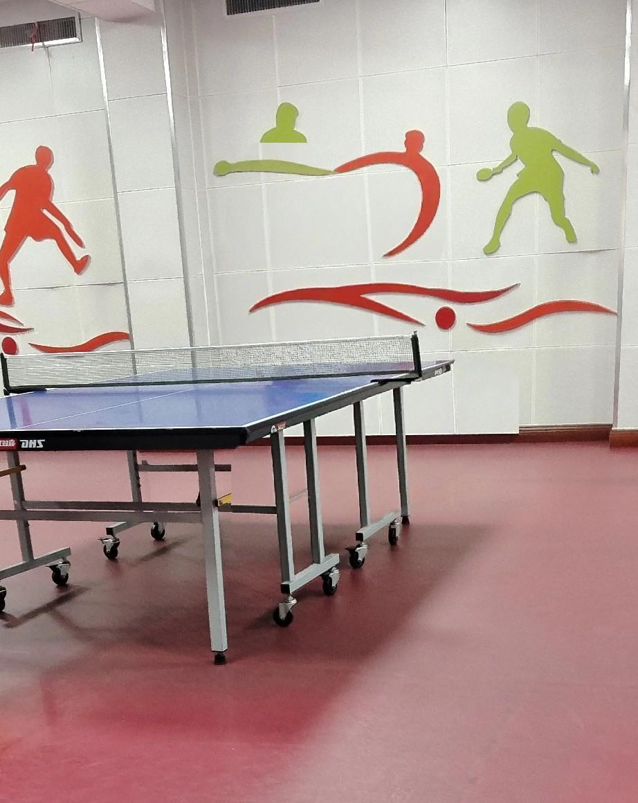 业余乒乓最大的误区：总想一板打死。
聪明人早换打法了。
他们不进攻，只防守。
抓