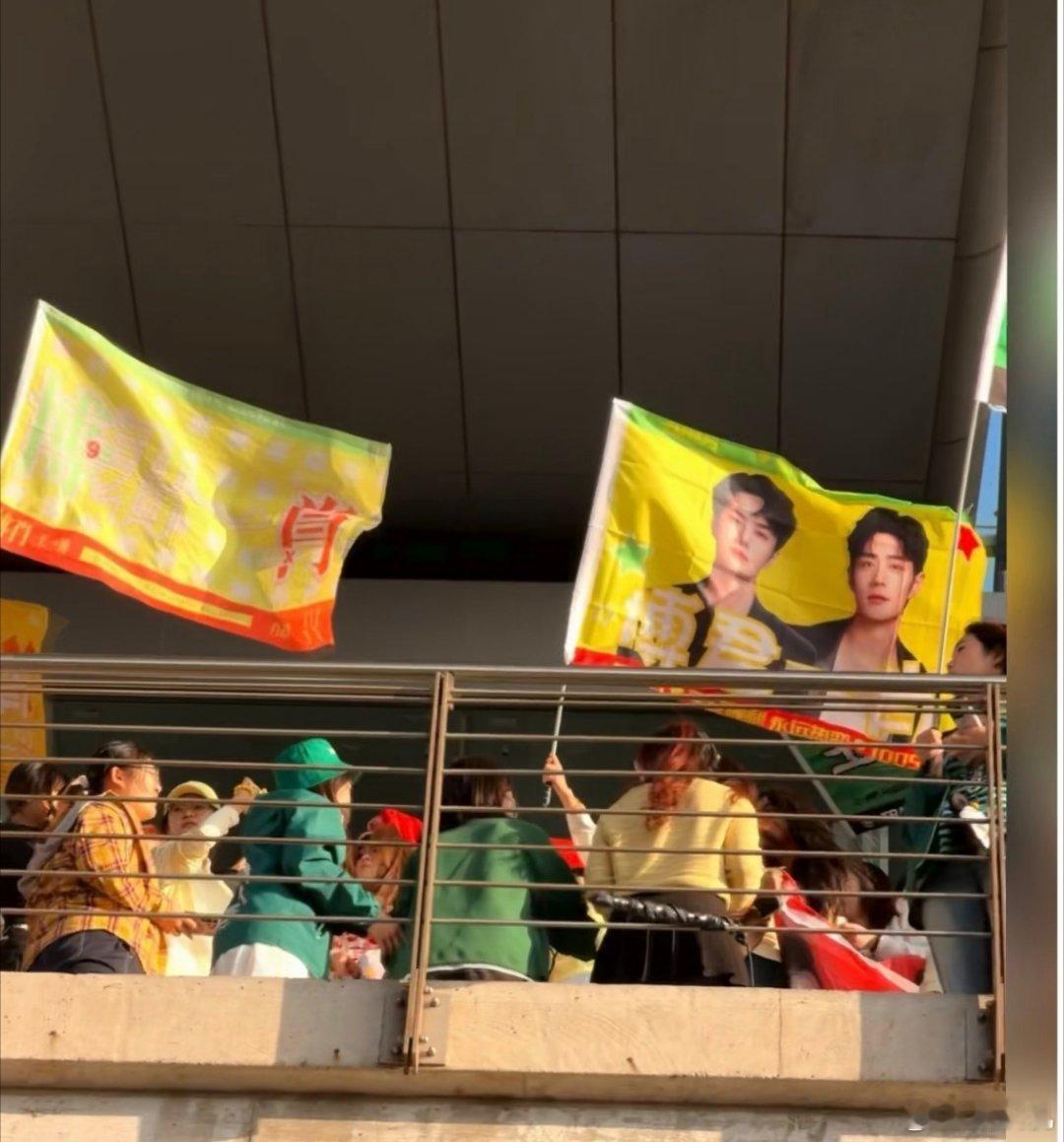 没想到杜华还挺听王一博唯粉的话，让她把♥换成💚，就换了。手机壳也换成绿色，谁让