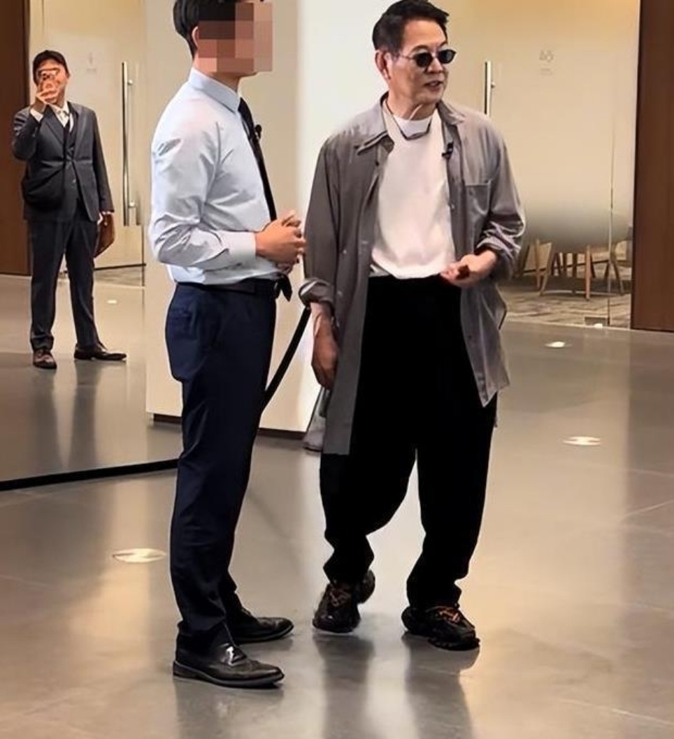 娱乐[超话]偶遇李连杰北京提车北京偶遇李连杰提车北京偶遇李连杰提车 ​​​