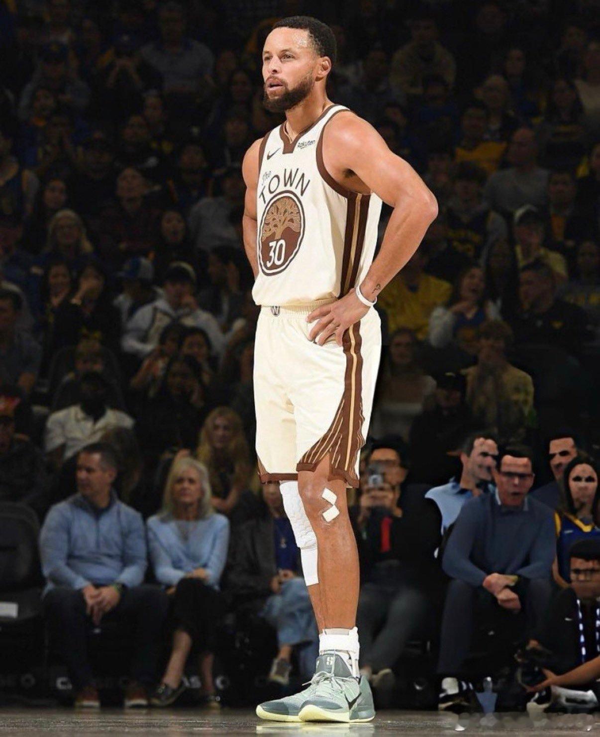 库里今天进行了对抗练习，一切正常。科尔表示，有望在周六对阵森林狼的比赛中复出！ 