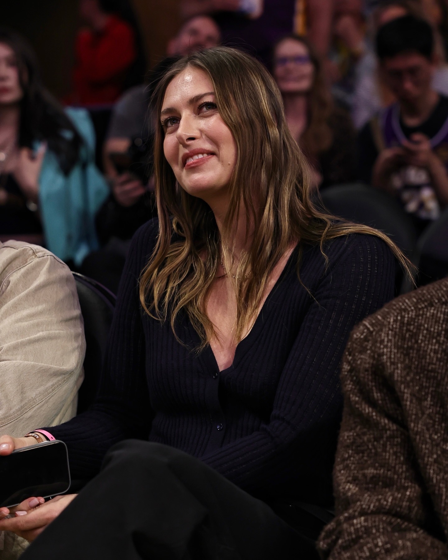 莎拉波娃今天去了湖人队主场，并与东契奇合影！ 