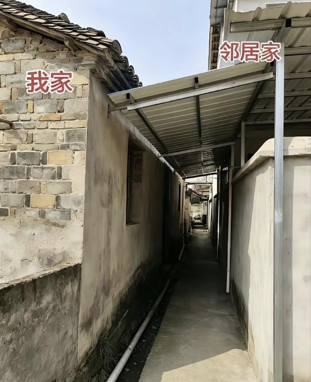 邻居搭雨棚雨水全泼自家墙，多次沟通无果，哥哥出手后，邻里彻底闹僵。
 
农村建房