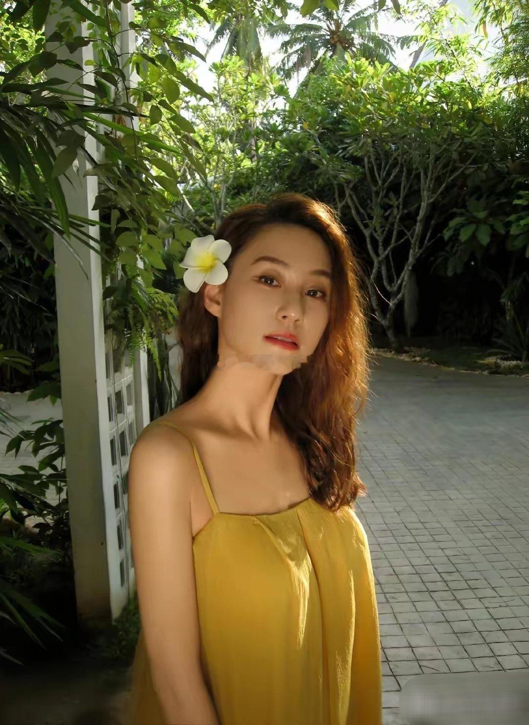何超莲晒旅游照不见老公窦骁，穿黄色吊带连衣裙头戴花朵，天鹅颈好漂亮！！！！ ​​