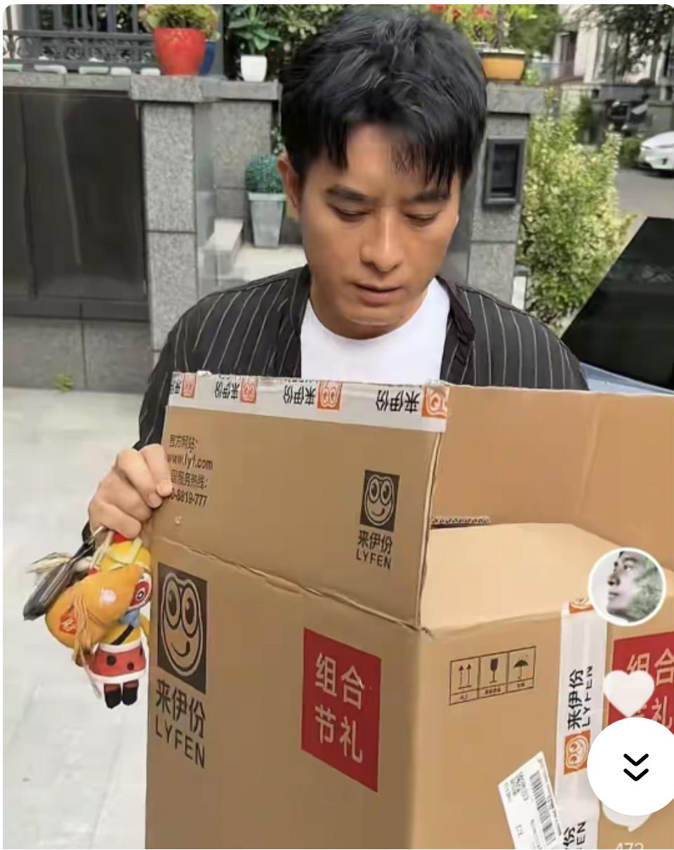 陈龙在路上发现一只状态不好的猫，蹲在马路中央，小猫咪，眼情况不好，陈龙见到立刻将