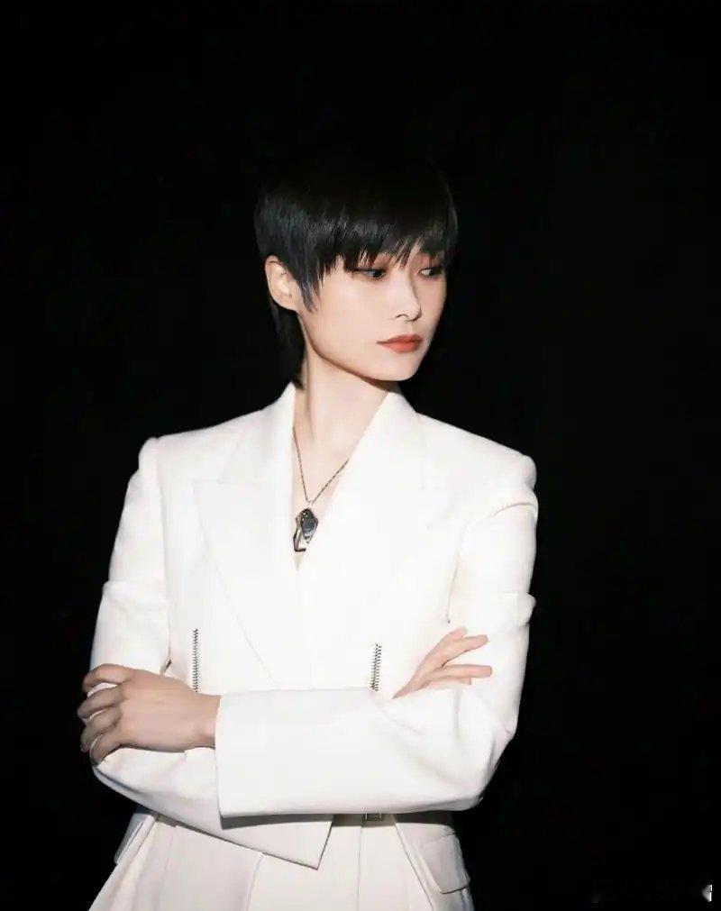 李宇春为什么咖位这么高，可以年年压轴？主要原因就这3点：1. 因为她是真正的内地