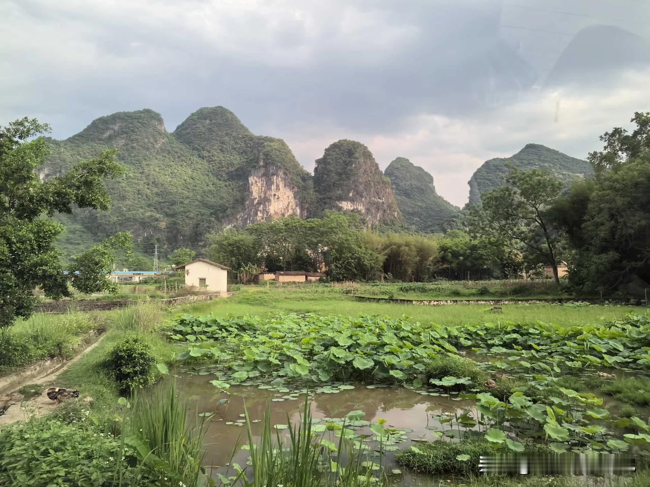 ，下联你来对

上联:地里耕田汉 ，
下联：水边撒网人。